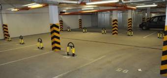 Jakie urządzenia ruchu bezpieczeństwa drogowego (B.R.D.) montuje się na parkingach?