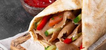 Naturalne, smaczne i zdrowe pieczywo pita - dodatek do wielu dań, sprawdź, jak smakuje i gdzie je zdobyć
