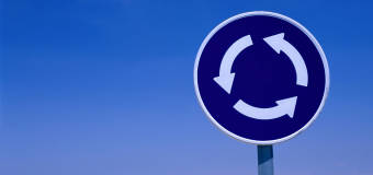 Z czego produkowane są wysokiej klasy znaki drogowe pionowe?