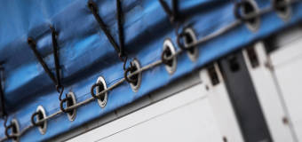 Poznaj zalety plandek reklamowych produkowanych przez Sowilo Okrycia Plandekowe