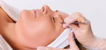 Na czym polega zabieg korekty powiek?