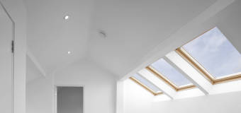 Jakie okna do łazienki na poddaszu polecają dekarze z firmy Arkady Dach?
