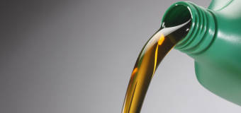 Kiedy należy wymieniać olej wraz z filtrem? Wyjaśniają mechanicy warsztatu MOBICAR24