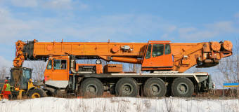 W jakich sytuacjach warto wynająć dźwig w firmie Demont?