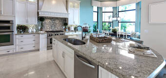  O wyjątkowości blatów kuchennych z granitu opowiadają kamieniarze zakładu PIOKOM MARMURY 