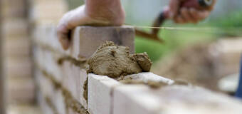 Budujesz dom i potrzebujesz dobrej jakości cegieł? Sprawdź ofertę firmy Madeo!