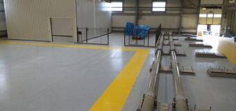 Czym charakteryzują się posadzki przemysłowe epoksydowe wykonywane przez firmę Compak-Bud?