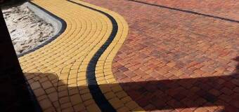 Jakie są zalety układania chodników na posesji z kostki brukowej przez specjalistów z firmy Dpk-Bruk? 