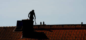 Skąd bierze się sadza w kominie i dlaczego nie wolno jej lekceważyć? Sprawdź opinię specjalistów z Zakładu Usług Kominiarskich!