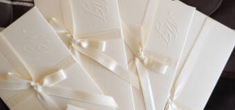 Jak uczynić zaproszenia ślubne absolutnie wyjątkowymi? Zdecyduj się na ich personalizację z pomocą drukarni San Set!  