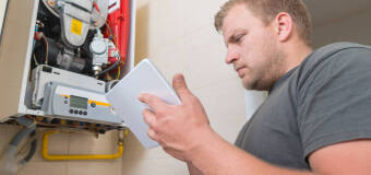 Specjalista z firmy Lelan przedstawia korzyści, jakie wynikają ze zdecydowania się na ogrzewanie gazowe