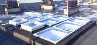 Eksperci z firmy Wirmet – lidera na rynku świetlików dachowych, odpowiadają na pytania z zakresu elektrycznego systemu oddymiania