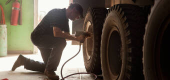 Czy wiesz, dlaczego mechanicy samochodowi zalecają sezonową wymianę opon?