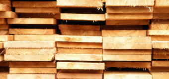 Eksperci ze Składu Drzewnego Tadeusza Lisiaka odpowiadają na pytania z zakresu drewna budowlanego, w tym tarcicy konstrukcyjnej