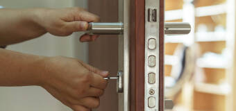 Skład Budowlany KMTB – jakie zabezpieczenia posiadają drzwi antywłamaniowe i dlaczego warto się na nie zdecydować?