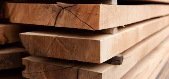 Co warto wiedzieć o drewnie konstrukcyjnym, którego produkcją zajmuje się tartak Eximol?