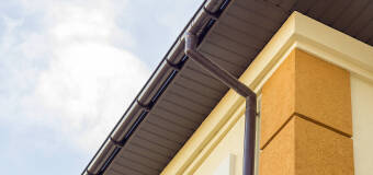 Okno-Dach: Kiedy warto rozważyć montaż podbitki dachowej? 