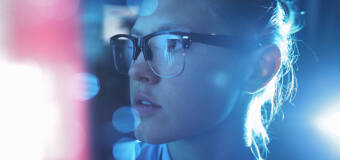 Pracownia Optyczna Dorota Przewoźna| Czym wyróżniają się soczewki z filtrem BLUE LIGHT? 