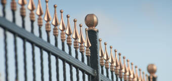 Wady i zalety ogrodzeń stalowych – poradnik firmy Betonex Import-Export 