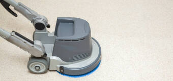 Sprzątanie i pranie wykładzin przez Centrum Services ­ – kiedy warto zlecić usługi