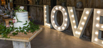 Firma Trafne Deko – jakich dekoracji nie może zabraknąć na sali weselnej?
