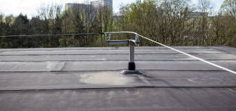 Jakie zadanie spełniają instalacje odgromowe zakładane przez firmę Aras?