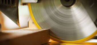 Jakie urządzenia powinny znaleźć się w nowoczesnej stolarni – oferta firmy Interpart