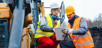 Jak zdobyć uprawnienia na koparko-ładowarkę? – Centrum Kształcenia Dorosłych Liber