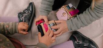 Poznaj korzyści płynące z zabawy kostkami manipulacyjnymi ze sklepu Little Dragon