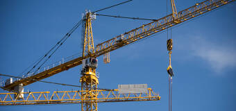 Co trzeba wiedzieć o mobilnych żurawiach wieżowych?