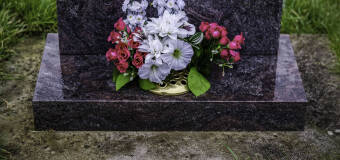 Poznaj zalety nagrobków oraz innych produktów z kamienia, oferowanych przez firmę  Usługi Kamieniarskie Marek Lichtoń