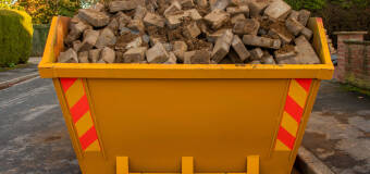 Kontenery hakowe – poznaj ich rodzaje i zastosowanie z firmą M-Steel