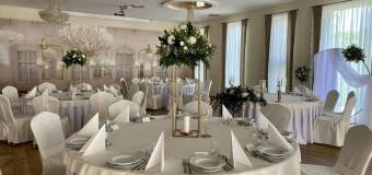 Co dokładnie obejmuje pomoc dekoratorki z Kwiaciarni Różanej w doborze kwiatów i dekoracji na ślub?