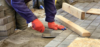 Dlaczego warto zainwestować w podjazd z kostki brukowej wykonany przez firmę Brukarz Emil Świątek?