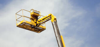 Do jakich prac można wynająć podnośnik koszowy od firmy PPHU Jacek? 