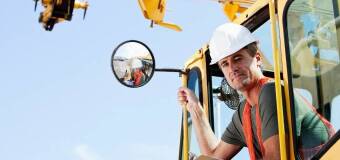 Hydrauliczny dźwig samochodowy – gdzie znajduje zastosowanie? IMA Sprzęt i Budownictwo Sp. z o.o. 