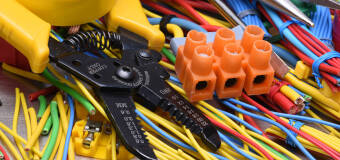 Wymiana instalacji elektrycznej w domu – kiedy jest konieczna?