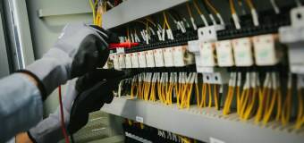 Jakich błędów trzeba unikać w trakcie projektowania i montażu instalacji elektrycznej? Elektro-Ryś