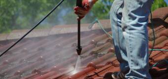 Mycie dachu z dachówki ceramicznej z firmą Spec Dach 