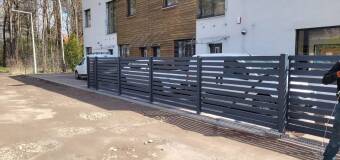 Stalowe schody i bramy przesuwne PROTOS – jakie korzyści niesie ze sobą to rozwiązanie?