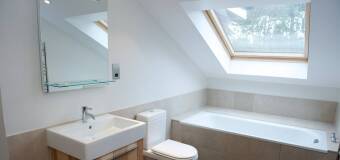 Łazienka na poddaszu użytkowym. Jakie okno dachowe powinno się w niej znaleźć? Frimark