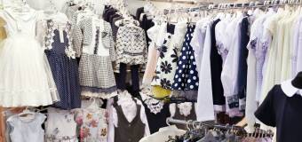 Jakie meble do sklepu umożliwią odpowiednie wyeksponowanie ubrań dziecięcych? Oferta firmy Lotar 1