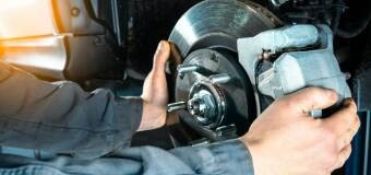 Co warto wiedzieć o wymianie tarcz hamulcowych? Radzą specjaliści ze sklepu SAMLI