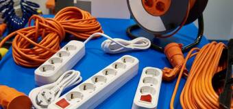 Przedłużacze: jednogniazdowe, wielogniazdowe, ogrodowe i bębnowe - czym się różnią? Elektron