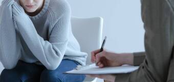 Jak psychiatra może pomóc osobom dorosłym w radzeniu sobie z problemami emocjonalnymi?