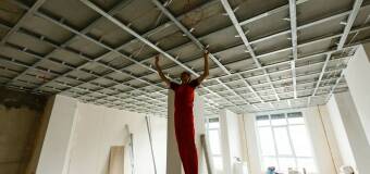 Jak przebiega montaż sufitu podwieszanego? Firma remontowa Nazar Melnychuk