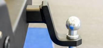 Zalety posiadania haków holowniczych w samochodzie – oferta firmy Mopir