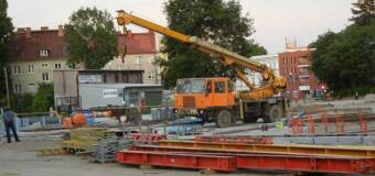 Wynajem dźwigu samojezdnego od firmy Tadeusz Pawelec Usługi Sprzętowo-Transportowe do transportu materiałów budowlanych