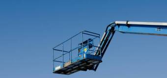 Jak poprawnie eksploatować podnośnik koszowy? Poradnik firmy Usługi Dźwigowo-Koparkowe