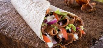 Kebab Strażak: Kebab a fast food - Czy warto wybierać kebab jako szybkie danie?